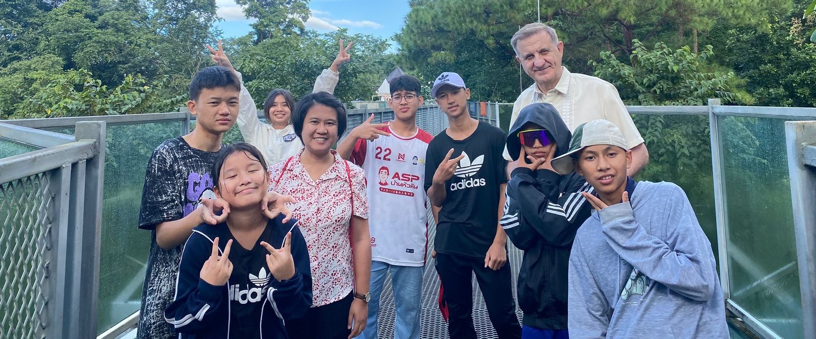 El presidente de los misioneros identes en Tailandia visita jóvenes y familias