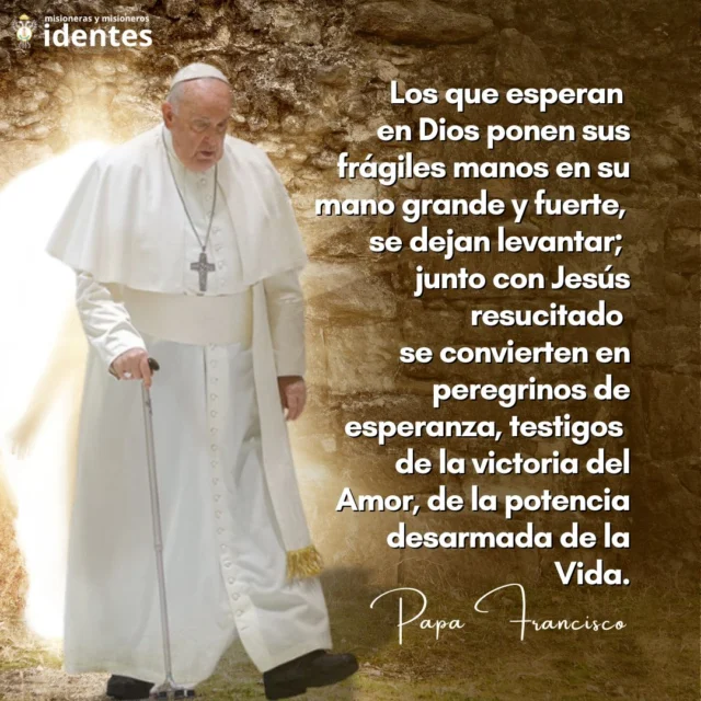 🕊️ Últimas palabras del Papa Francisco dirigidas a todo el orbe 🌍:

"Sí, la resurrección de Jesús es el fundamento de la esperanza; a partir de este acontecimiento, esperar ya no es una ilusión. No; gracias a Cristo crucificado y resucitado, la esperanza no defrauda. ¡Spes non confundit (cf. Rm 5,5)! Y no es una esperanza evasiva, sino comprometida; no es alienante, sino que nos responsabiliza.

Los que esperan en Dios ponen sus frágiles manos en su mano grande y fuerte, se dejan levantar y comienzan a caminar; junto con Jesús resucitado se convierten en peregrinos de esperanza, testigos de la victoria del Amor, de la potencia desarmada de la Vida.

¡Cristo ha resucitado! En este anuncio está contenido todo el sentido de nuestra existencia, que no está hecha para la muerte sino para la vida. ¡La Pascua es la fiesta de la vida! ¡Dios nos ha creado para la vida y quiere que la humanidad resucite! 

...En la Pascua del Señor, la muerte y la vida se han enfrentado en un prodigioso duelo, pero el Señor vive para siempre (cf. Secuencia pascual) y nos infunde la certeza de que también nosotros estamos llamados a participar en la vida que no conoce el ocaso, donde ya no se oirán el estruendo de las armas ni los ecos de la muerte. Encomendémonos a Él, porque sólo Él puede hacer nuevas todas las cosas (cf. Ap 21,5)."

Lee aquí todo su mensaje "Urbi et Orbi":
https://www.vatican.va/content/francesco/es/messages/urbi/documents/20250420-urbi-et-orbi-pasqua.html